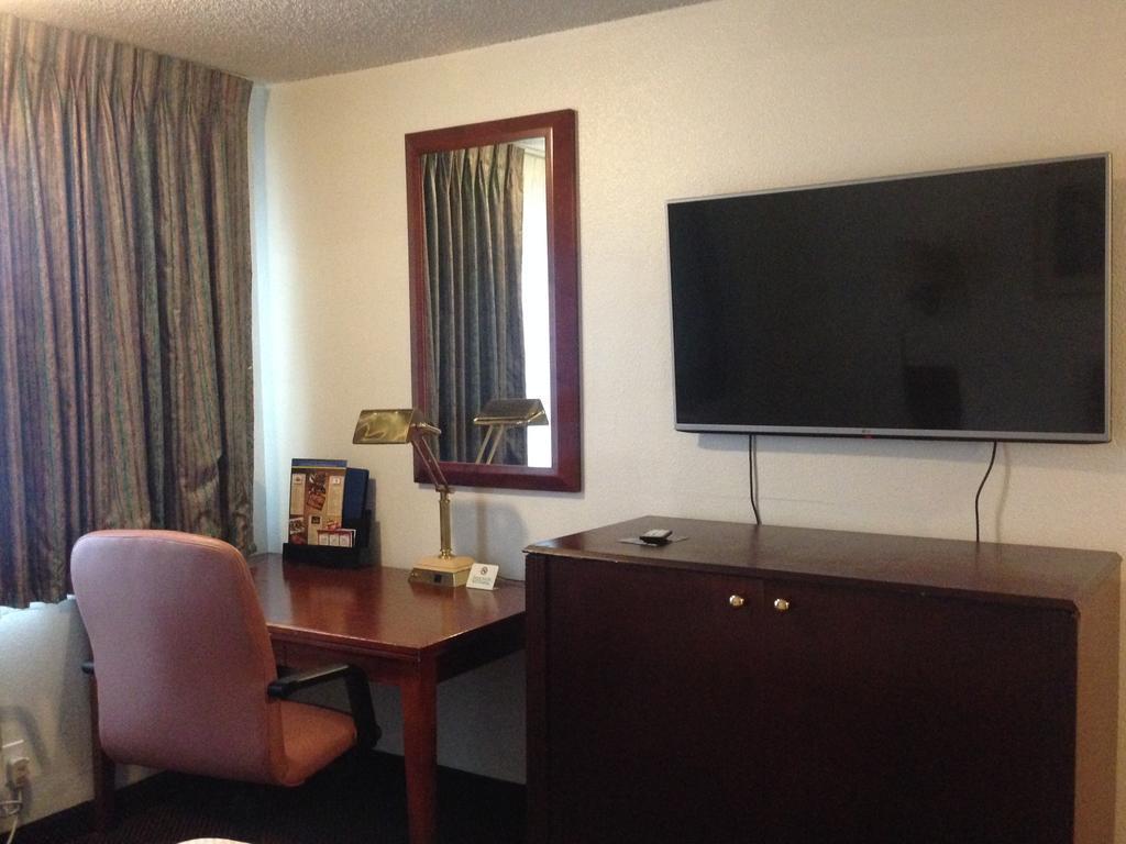 Rodeway Inn & Suites Hwy 217 & 26 W Portland Buitenkant foto